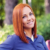 portrait-smiling-redhead-female-sitting-bench-outdoor